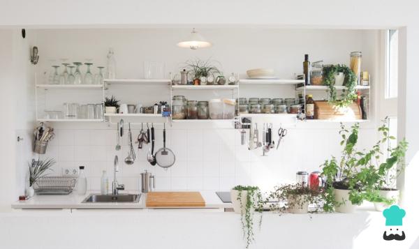 Come organizzare gli armadietti della cucina con 10 consigli da non perdere