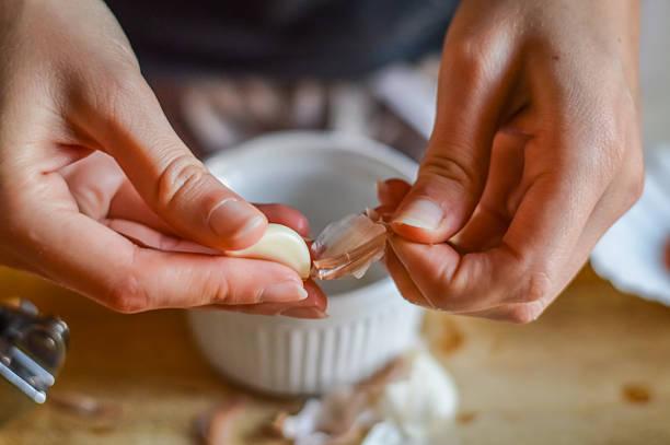 Come eliminare l'odore di aglio dalle mani: 5 tecniche diverse