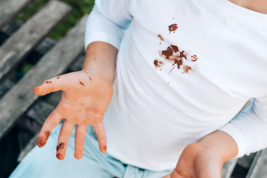 Come rimuovere le macchie di cioccolato dai vestiti?