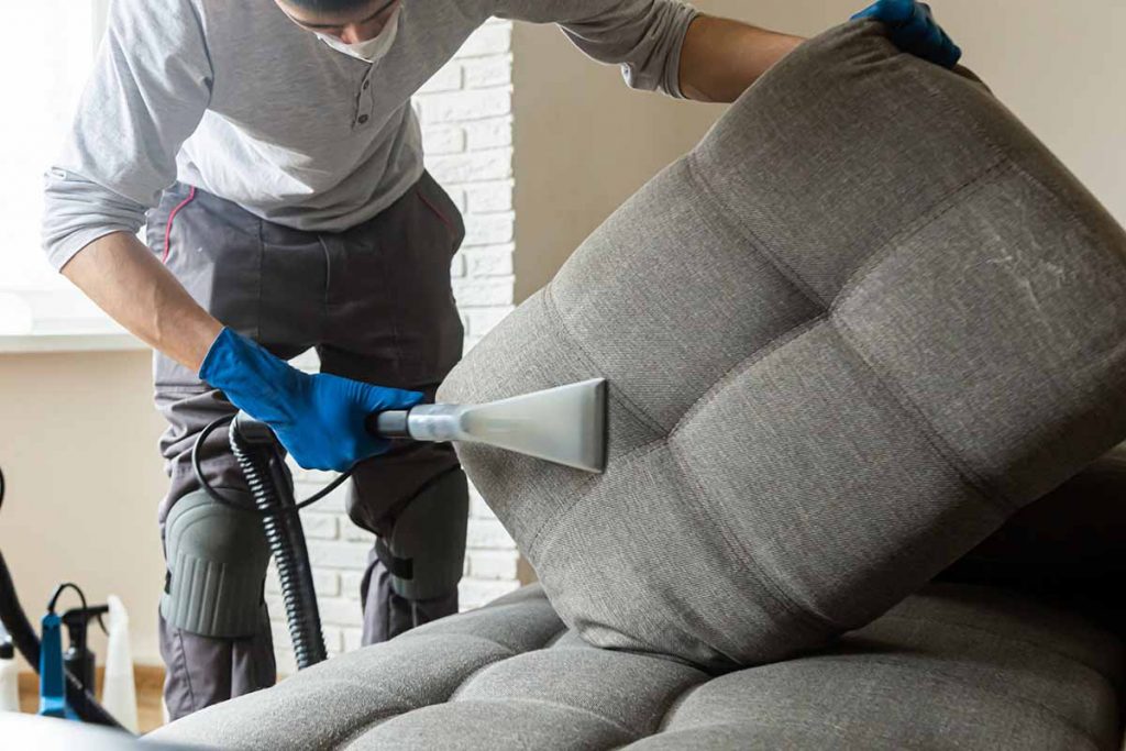 Igienizzazione della tappezzeria: come pulire il divano a casa propria