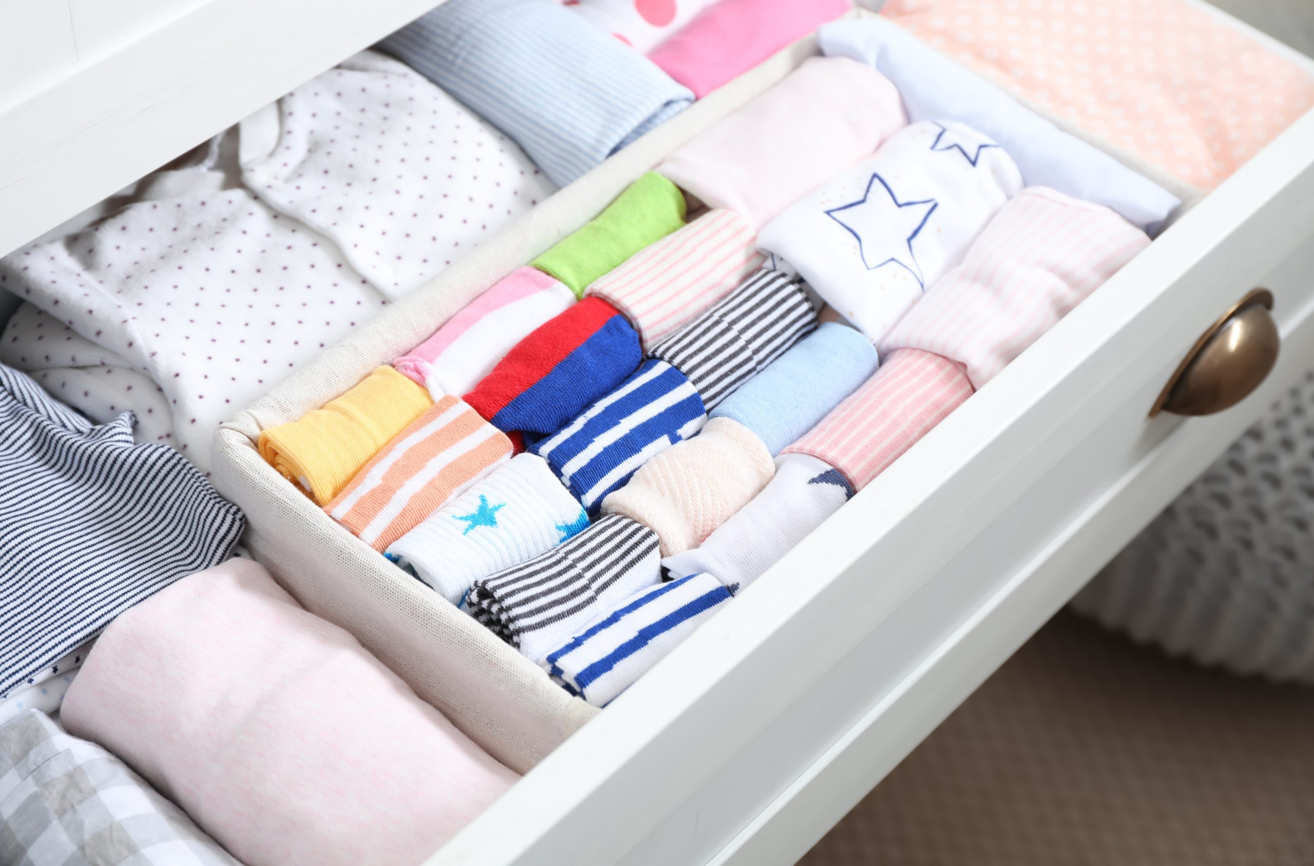 Come organizzare i vestiti per bambini