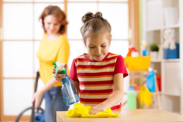 Faccende domestiche per i bambini: come insegnare loro a partecipare